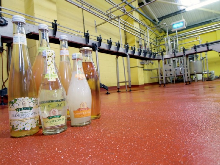 30 maja, Światowy Dzień Soku.  5 kluczowych cech posadzek stosowanych przy jego produkcji – porady ekspertów marki Flowcrete